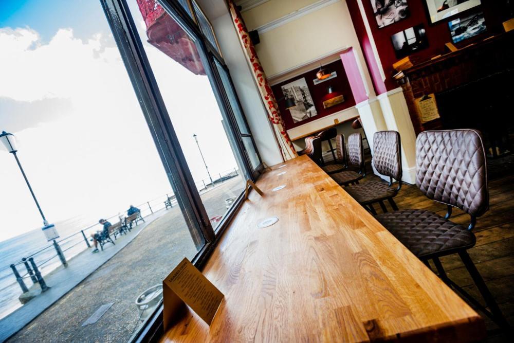 The Red Lion Hotel Cromer Luaran gambar Interior of the cafe