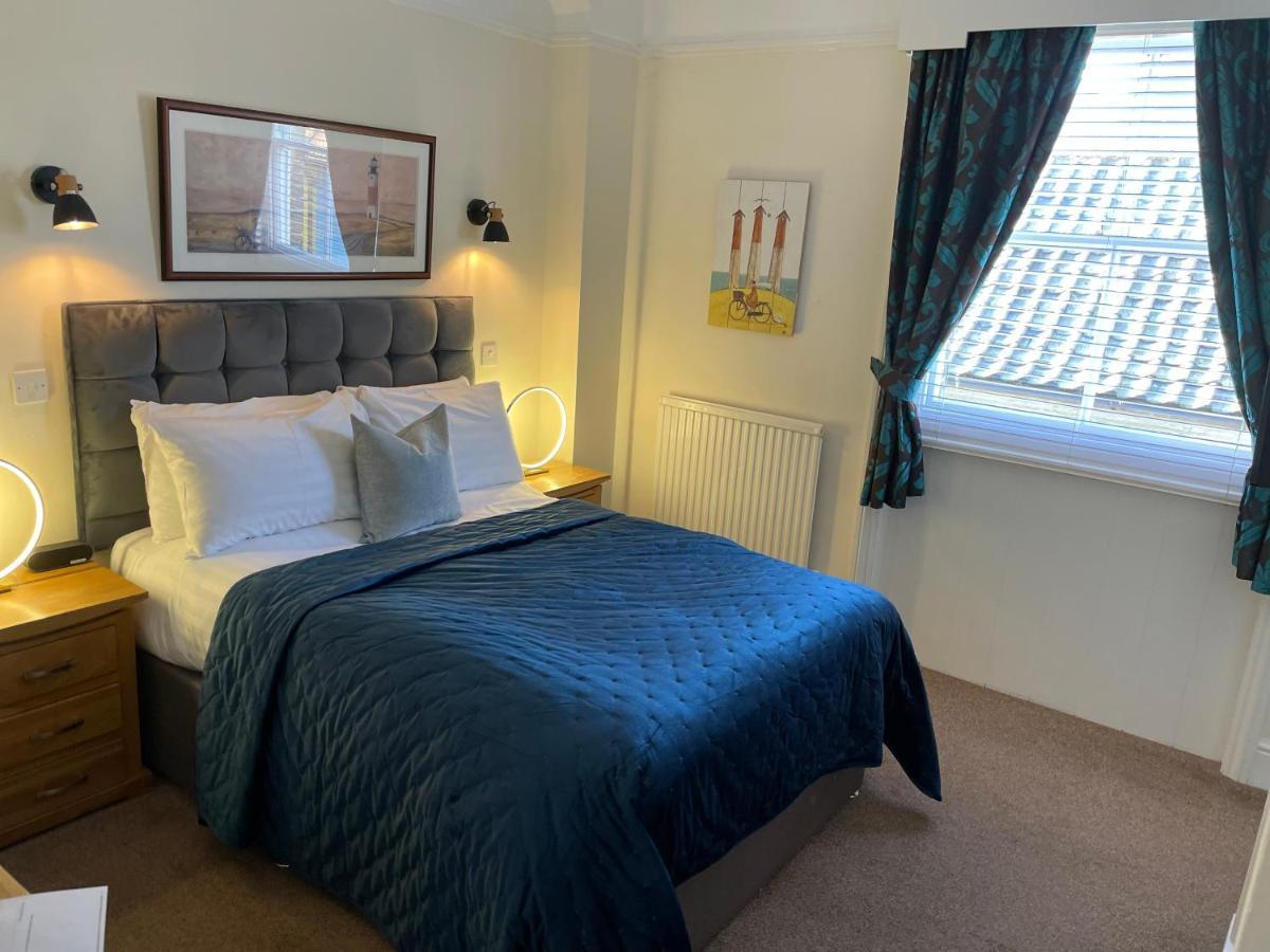 The Red Lion Hotel Cromer Luaran gambar A bedroom at the hotel
