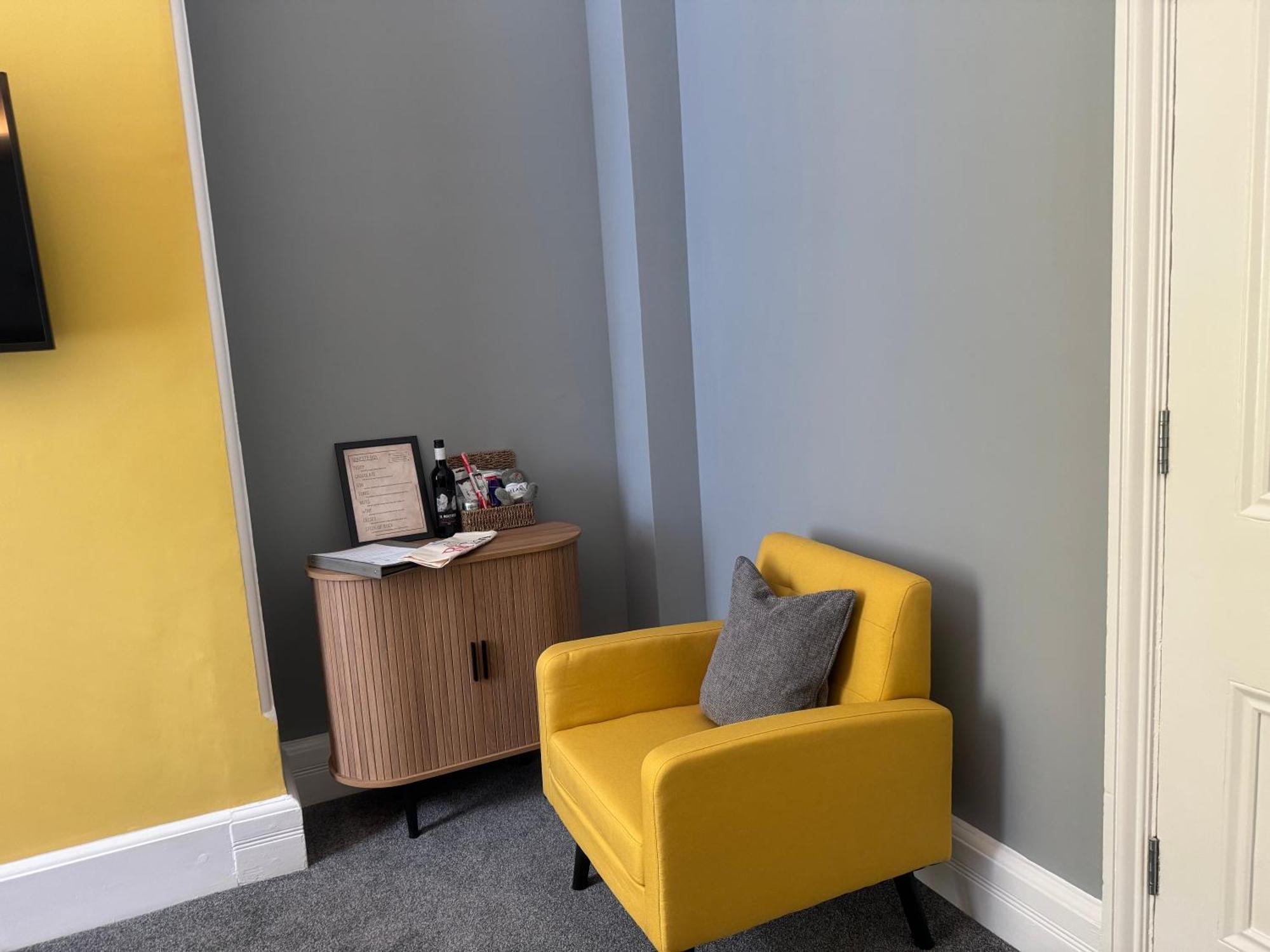 The Red Lion Hotel Cromer Luaran gambar A room painted in Dulux's 2019 Colour of the Year, Dulux Arousing Azure