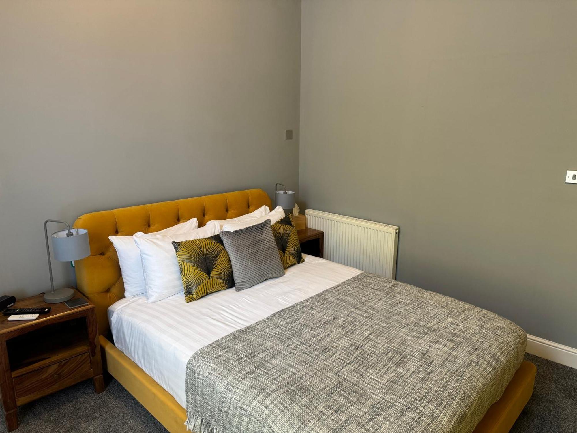 The Red Lion Hotel Cromer Luaran gambar A bedroom at the hotel