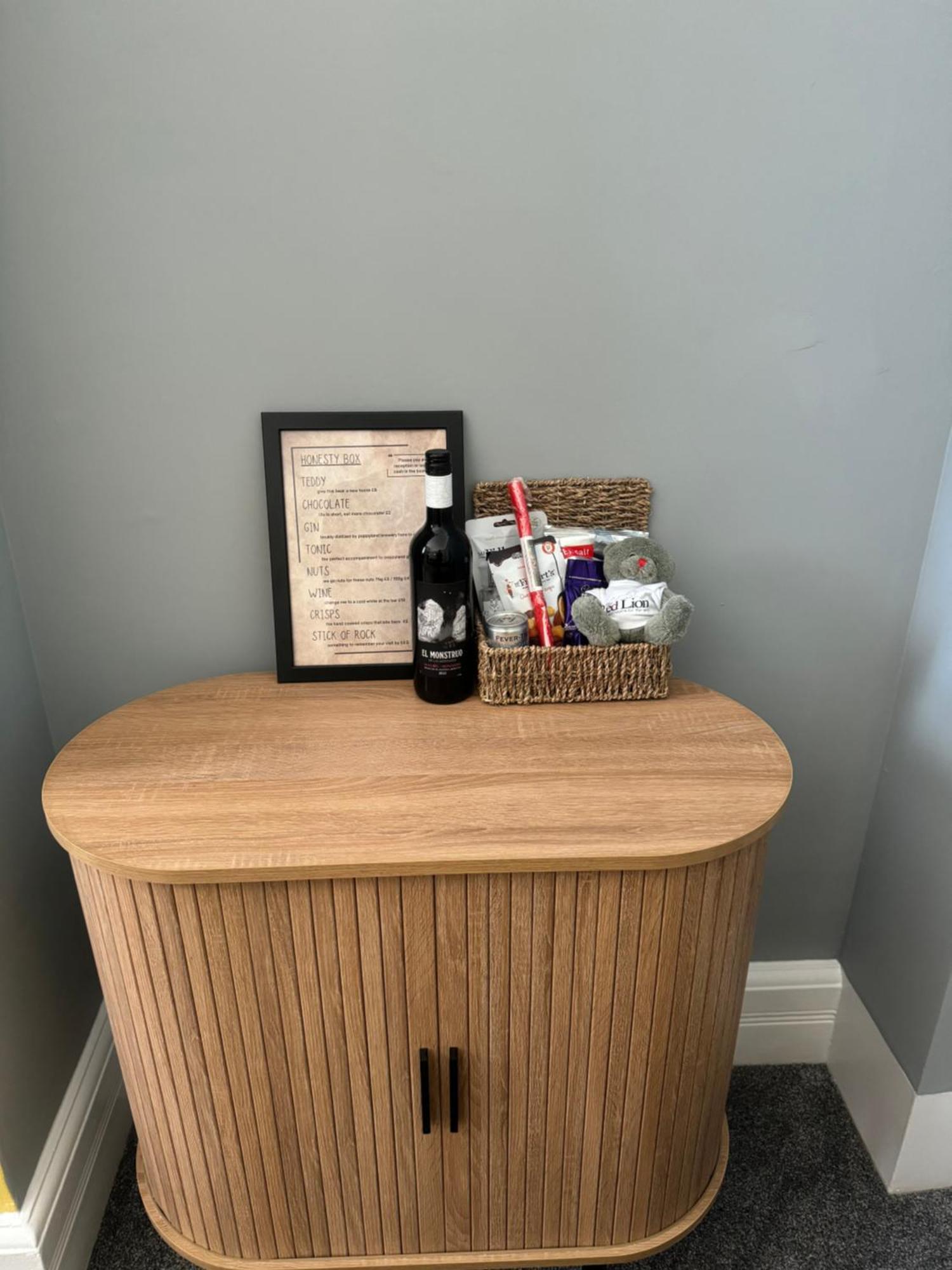 The Red Lion Hotel Cromer Luaran gambar A bar at a hotel