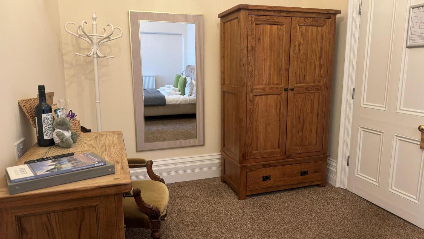 The Red Lion Hotel Cromer Luaran gambar A wardrobe