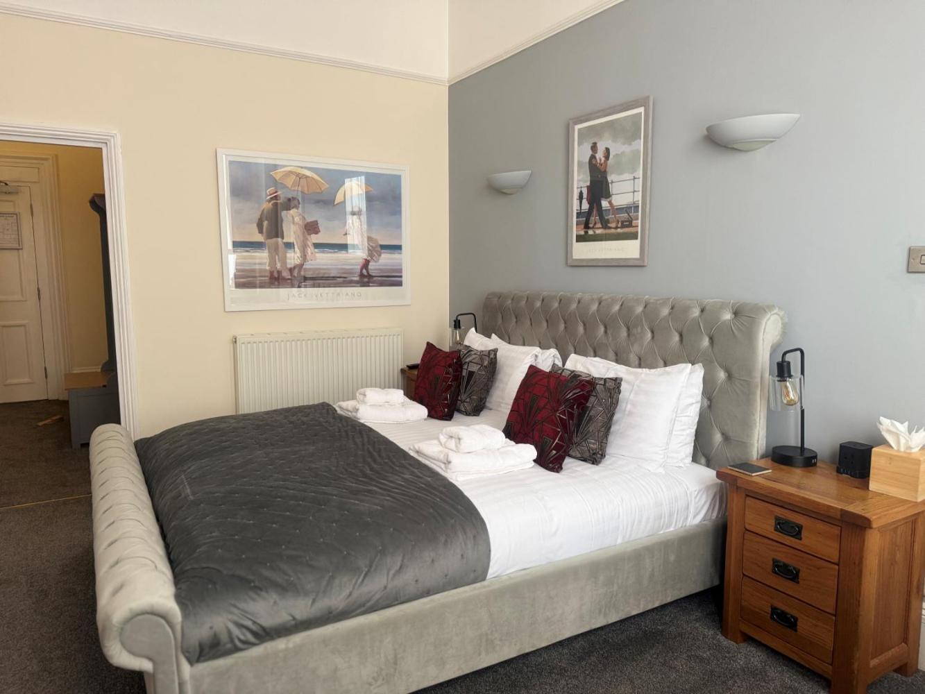 The Red Lion Hotel Cromer Luaran gambar A bedroom at the hotel