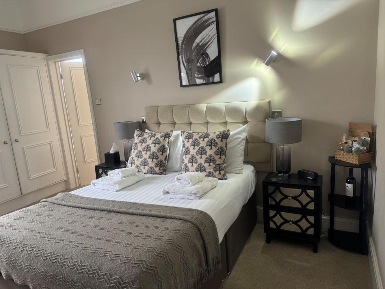 The Red Lion Hotel Cromer Luaran gambar A bedroom at the hotel